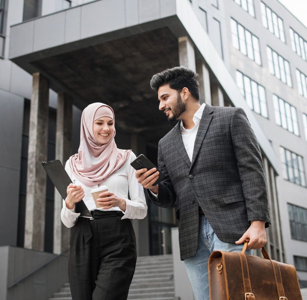 arabian business colleagues discussing work on str 33v4ggm