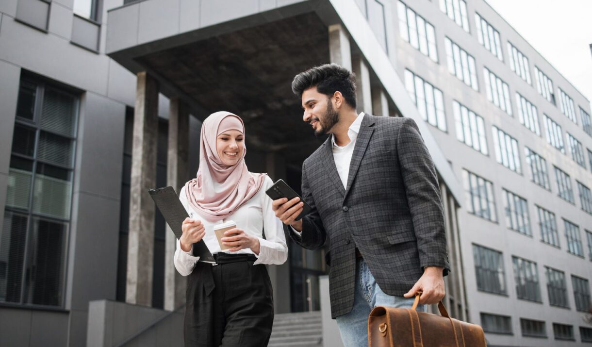 arabian business colleagues discussing work on str 33v4ggm